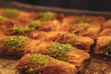 Türk tatlısı, kunafa, kaday fıstığı tozu ve peynirli sıcak yenilen tatlı