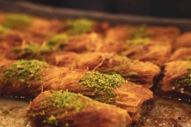 Türk tatlısı, kunafa, kaday fıstığı tozu ve peynirli sıcak yenilen tatlı