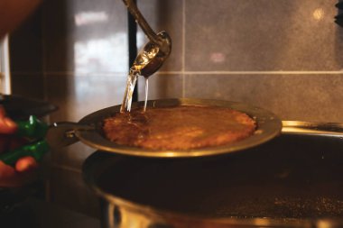 Türk tatlısı, kunafa, kaday fıstığı tozu ve peynirli sıcak yenilen tatlı