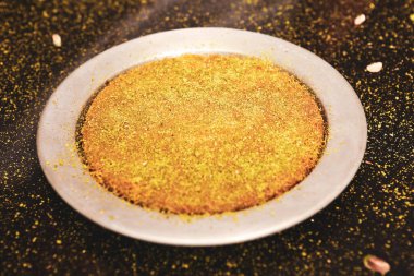 Türk tatlısı, kunafa, kaday fıstığı tozu ve peynirli sıcak yenilen tatlı