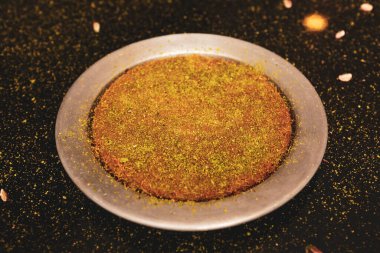 Türk tatlısı, kunafa, kaday fıstığı tozu ve peynirli sıcak yenilen tatlı