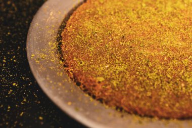 Türk tatlısı, kunafa, kaday fıstığı tozu ve peynirli sıcak yenilen tatlı