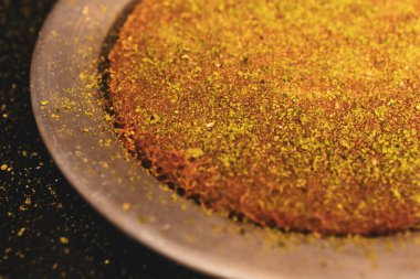 Türk tatlısı, kunafa, kaday fıstığı tozu ve peynirli sıcak yenilen tatlı