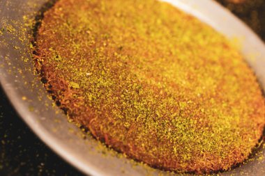 Türk tatlısı, kunafa, kaday fıstığı tozu ve peynirli sıcak yenilen tatlı