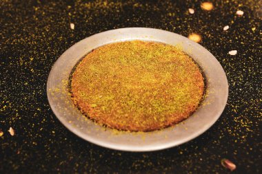 Türk tatlısı, kunafa, kaday fıstığı tozu ve peynirli sıcak yenilen tatlı