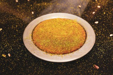 Türk tatlısı, kunafa, kaday fıstığı tozu ve peynirli sıcak yenilen tatlı