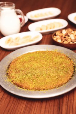 Türk tatlısı, kunafa, kaday fıstığı tozu ve peynirli sıcak yenilen tatlı