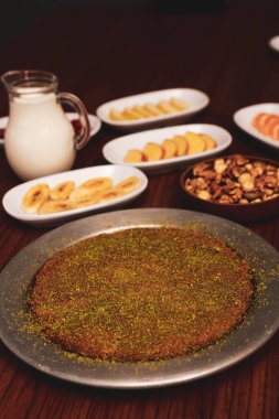 Türk tatlısı, kunafa, kaday fıstığı tozu ve peynirli sıcak yenilen tatlı