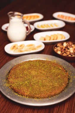 Türk tatlısı, kunafa, kaday fıstığı tozu ve peynirli sıcak yenilen tatlı