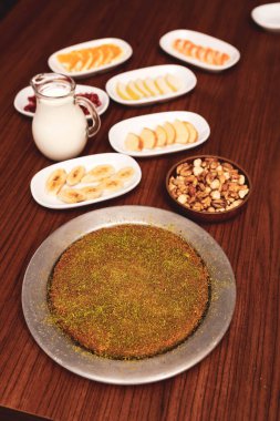 Türk tatlısı, kunafa, kaday fıstığı tozu ve peynirli sıcak yenilen tatlı