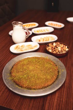 Türk tatlısı, kunafa, kaday fıstığı tozu ve peynirli sıcak yenilen tatlı