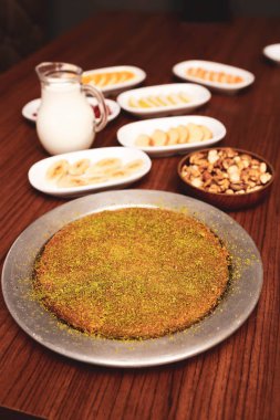 Türk tatlısı, kunafa, kaday fıstığı tozu ve peynirli sıcak yenilen tatlı