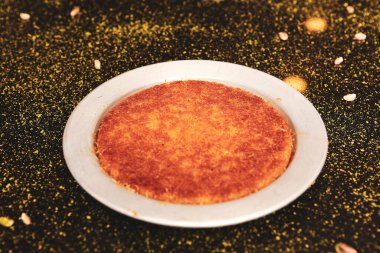 Türk tatlısı, kunafa, kaday fıstığı tozu ve peynirli sıcak yenilen tatlı