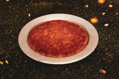 Türk tatlısı, kunafa, kaday fıstığı tozu ve peynirli sıcak yenilen tatlı