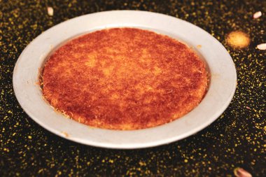 Türk tatlısı, kunafa, kaday fıstığı tozu ve peynirli sıcak yenilen tatlı