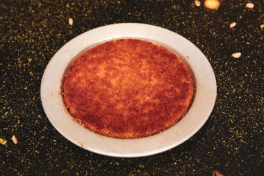 Türk tatlısı, kunafa, kaday fıstığı tozu ve peynirli sıcak yenilen tatlı