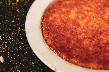 Türk tatlısı, kunafa, kaday fıstığı tozu ve peynirli sıcak yenilen tatlı