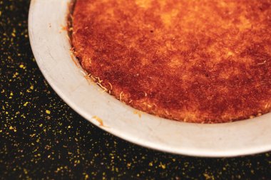 Türk tatlısı, kunafa, kaday fıstığı tozu ve peynirli sıcak yenilen tatlı