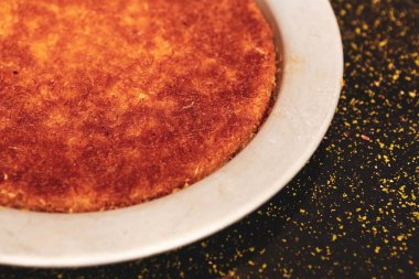 Türk tatlısı, kunafa, kaday fıstığı tozu ve peynirli sıcak yenilen tatlı