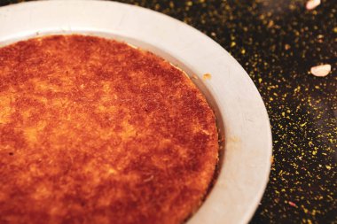 Türk tatlısı, kunafa, kaday fıstığı tozu ve peynirli sıcak yenilen tatlı