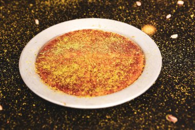 Türk tatlısı, kunafa, kaday fıstığı tozu ve peynirli sıcak yenilen tatlı