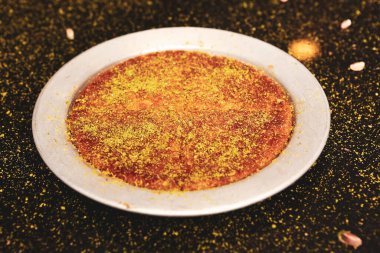 Türk tatlısı, kunafa, kaday fıstığı tozu ve peynirli sıcak yenilen tatlı