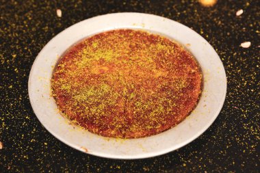 Türk tatlısı, kunafa, kaday fıstığı tozu ve peynirli sıcak yenilen tatlı