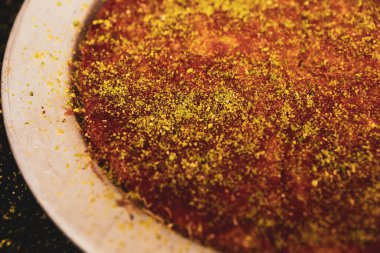 Türk tatlısı, kunafa, kaday fıstığı tozu ve peynirli sıcak yenilen tatlı