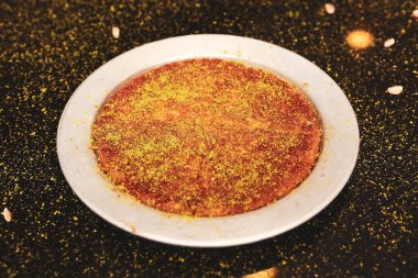 Türk tatlısı, kunafa, kaday fıstığı tozu ve peynirli sıcak yenilen tatlı