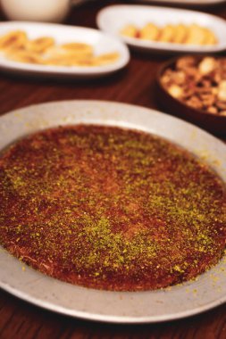 Türk tatlısı, kunafa, kaday fıstığı tozu ve peynirli sıcak yenilen tatlı