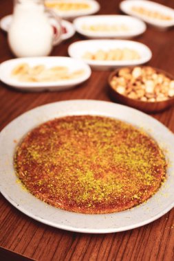 Türk tatlısı, kunafa, kaday fıstığı tozu ve peynirli sıcak yenilen tatlı