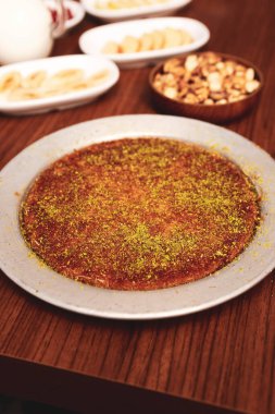 Türk tatlısı, kunafa, kaday fıstığı tozu ve peynirli sıcak yenilen tatlı