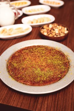 Türk tatlısı, kunafa, kaday fıstığı tozu ve peynirli sıcak yenilen tatlı