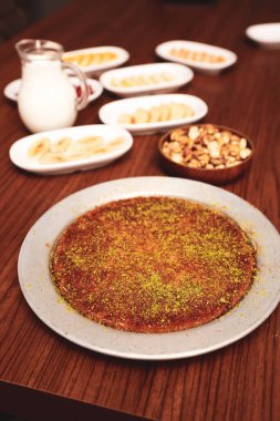 Türk tatlısı, kunafa, kaday fıstığı tozu ve peynirli sıcak yenilen tatlı