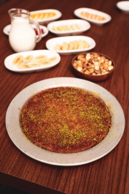 Türk tatlısı, kunafa, kaday fıstığı tozu ve peynirli sıcak yenilen tatlı