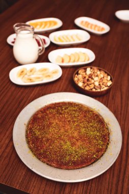 Türk tatlısı, kunafa, kaday fıstığı tozu ve peynirli sıcak yenilen tatlı