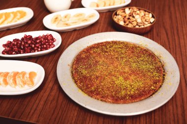 Türk tatlısı, kunafa, kaday fıstığı tozu ve peynirli sıcak yenilen tatlı