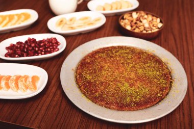 Türk tatlısı, kunafa, kaday fıstığı tozu ve peynirli sıcak yenilen tatlı