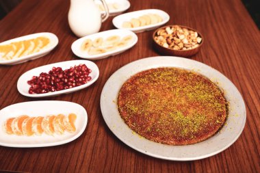 Türk tatlısı, kunafa, kaday fıstığı tozu ve peynirli sıcak yenilen tatlı