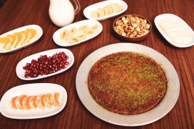 Türk tatlısı, kunafa, kaday fıstığı tozu ve peynirli sıcak yenilen tatlı