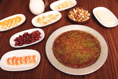 Türk tatlısı, kunafa, kaday fıstığı tozu ve peynirli sıcak yenilen tatlı