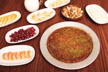 Türk tatlısı, kunafa, kaday fıstığı tozu ve peynirli sıcak yenilen tatlı