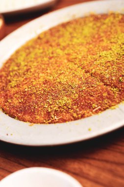 Türk tatlısı, kunafa, kaday fıstığı tozu ve peynirli sıcak yenilen tatlı