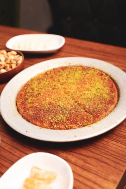 Türk tatlısı, kunafa, kaday fıstığı tozu ve peynirli sıcak yenilen tatlı