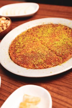 Türk tatlısı, kunafa, kaday fıstığı tozu ve peynirli sıcak yenilen tatlı