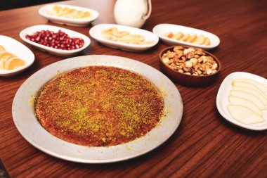 Türk tatlısı, kunafa, kaday fıstığı tozu ve peynirli sıcak yenilen tatlı