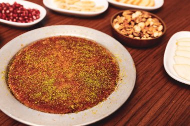 Türk tatlısı, kunafa, kaday fıstığı tozu ve peynirli sıcak yenilen tatlı