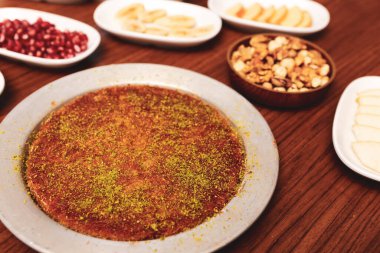 Türk tatlısı, kunafa, kaday fıstığı tozu ve peynirli sıcak yenilen tatlı