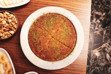 Türk tatlısı, kunafa, kaday fıstığı tozu ve peynirli sıcak yenilen tatlı