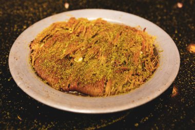 Türk tatlısı, kunafa, kaday fıstığı tozu ve peynirli sıcak yenilen tatlı